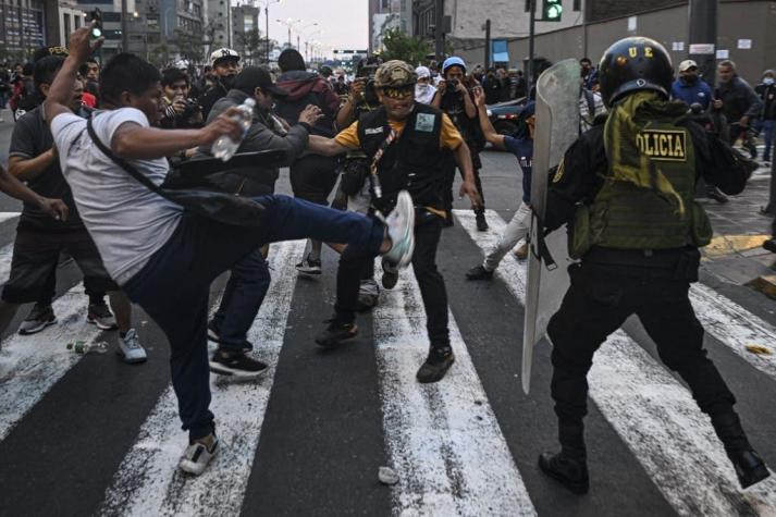 Dos personas mueren durante protestas tras destitución de Castillo en Perú