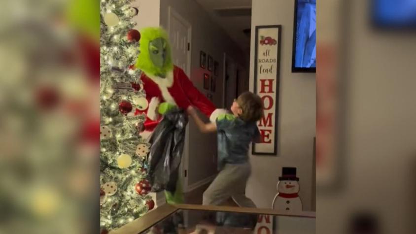 Broma que se salió de control: Niño se enfrentó a golpes al Grinch para salvar la Navidad en su casa