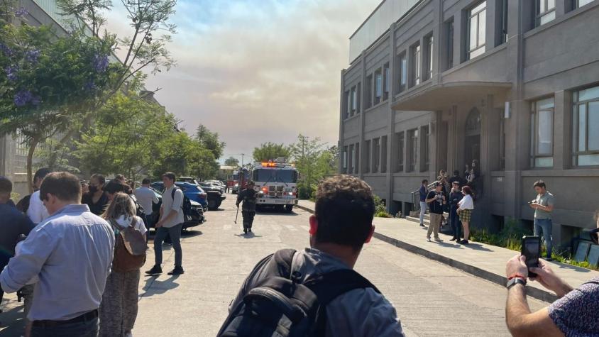 Bomberos combate incendio en Santiago: Emergencia se registra en dependencias de Chilevisión y CNN