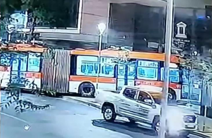 Bus chocó y quedó incrustado en Juzgado de Familia en Santiago