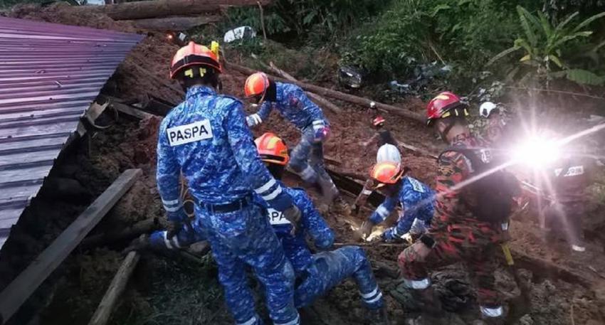 Ocho muertos y unas 60 personas atrapadas tras deslave de tierra en Malasia