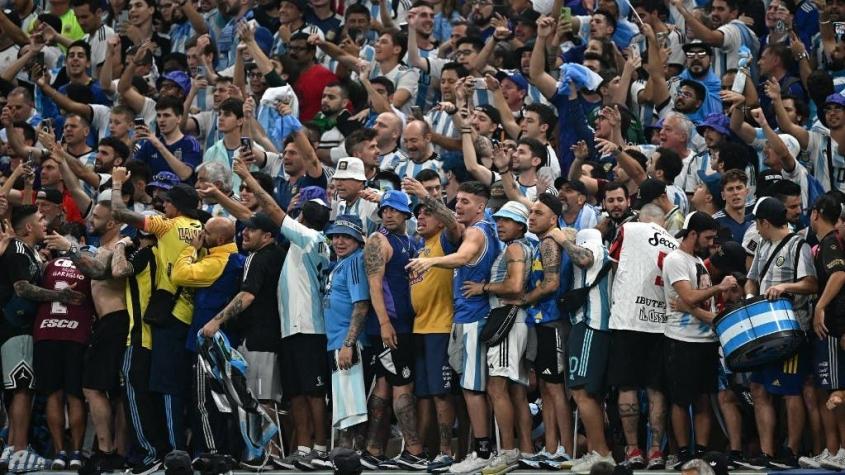 Hinchas argentinos protestan en Doha para conseguir entradas para la final del Mundial