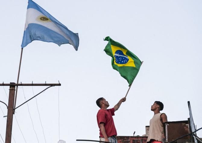 Un mundial de locos: Hinchas brasileños alientan a la Argentina de Messi