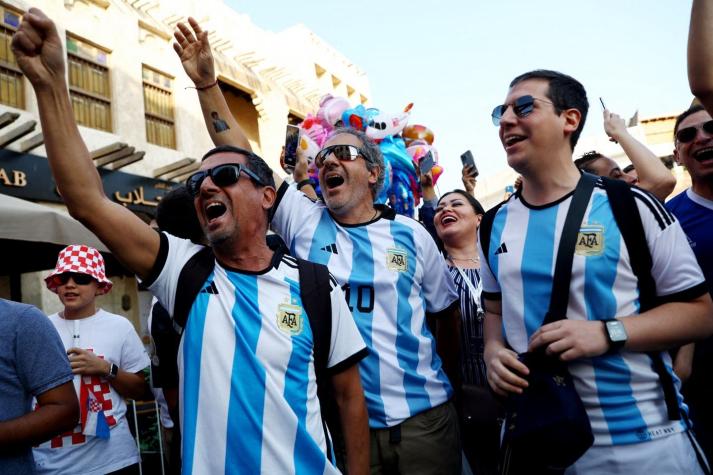Hinchas argentinos festejan en Doha confiados en que será el día de Messi