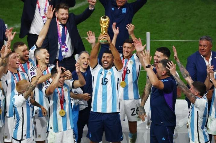 [FOTOS] Uno más: El Kun Agüero también levantó la Copa del Mundo en Catar