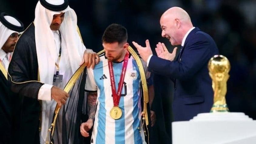 Qué es el bisht, la túnica negra y dorada con la que Messi recibió la Copa del Mundo