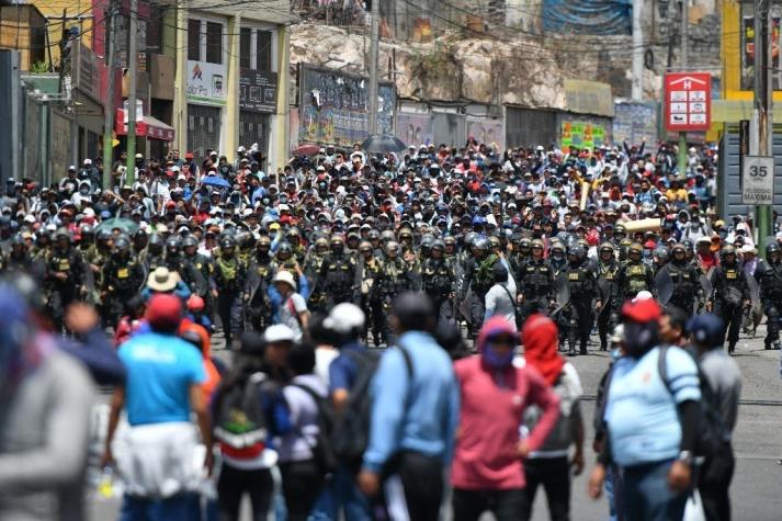 Perú "recupera carreteras" y la violencia de las protestas "disminuye"