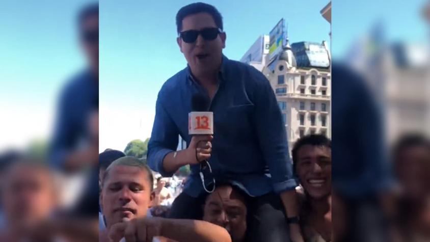 Locura total: periodista chileno termina en andas mientras cubría los festejos en Argentina