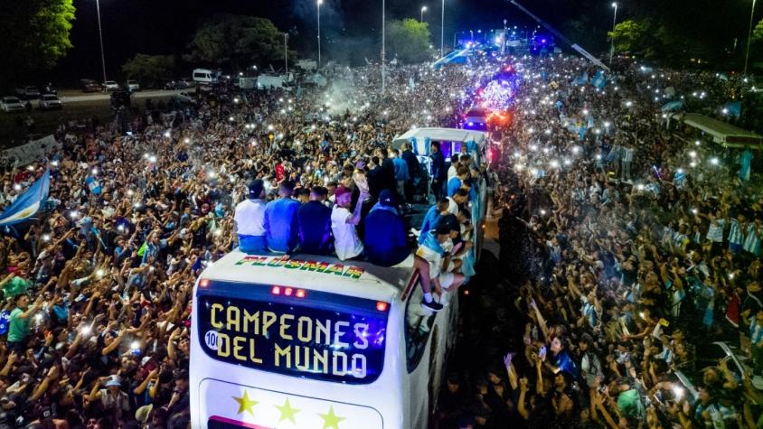 [VIDEO] El accidente que estuvieron a punto de sufrir Messi y la copa durante festejos en Argentina
