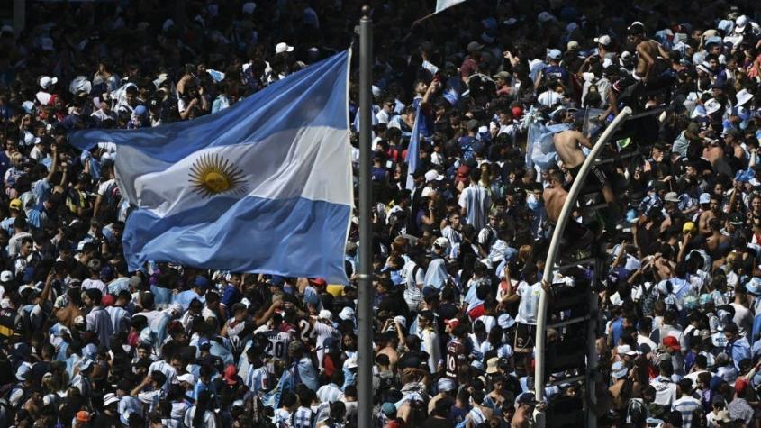 Durante festejos: Hincha argentino murió ahorcado por bandera que se enredó en la llanta de su moto