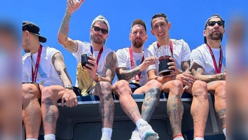 "Jarra loca": ¿Qué están tomando Messi y sus compañeros arriba del bus en los festejos?