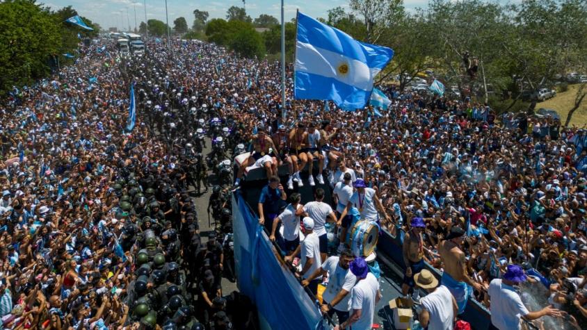 Selección Argentina suspende recorrido en bus y saluda a los hinchas desde un helicóptero