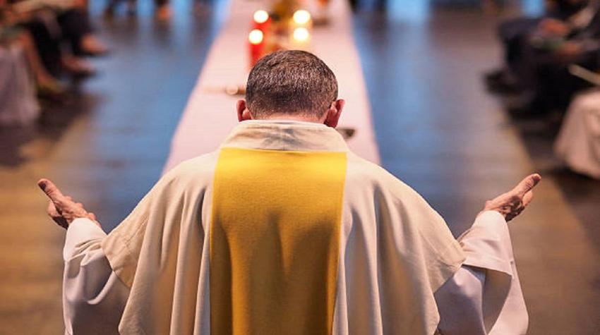 Sacerdote es acusado de organizar trío con monjas “por la Santísima Trinidad”