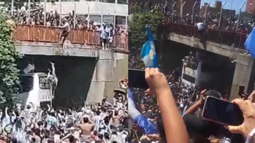 [VIDEO] Hincha cayó desde un puente cuando intentaba lanzarse al bus de la Selección Argentina