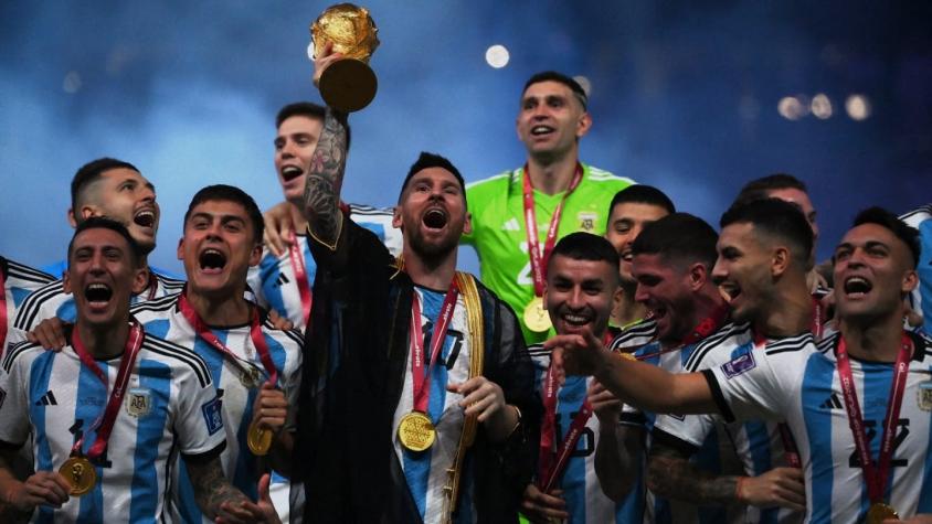 Bisht: éxito de ventas de la túnica negra que lució Messi cuando se coronó campeón del mundo