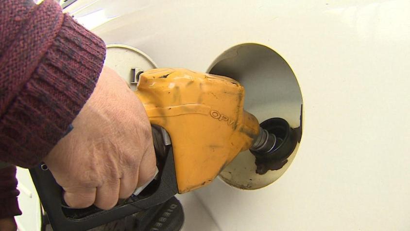 [VIDEO] Según proyección de Hacienda: Precio de las bencinas bajarían hasta febrero