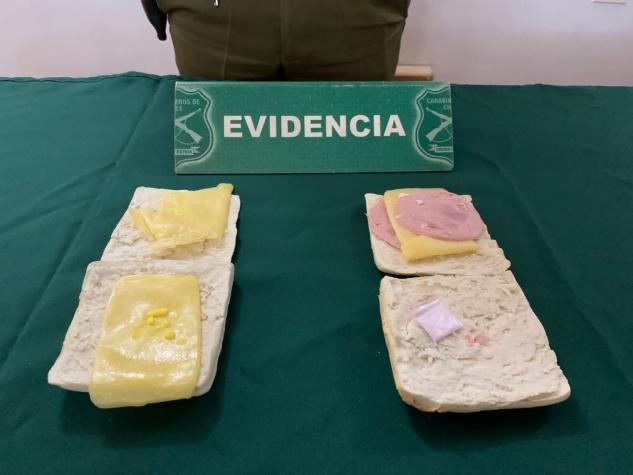 Llevaba un sándwich de jamón, queso y droga: Mujer fue detenida en Comisaría de Cerrillos