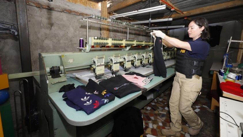 Realizan la incautación de ropa falsificada más grande que se hecho en los últimos años en la RM Realizan la incautación de ropa falsificada más grande que se hecho en los últimos años en la RM