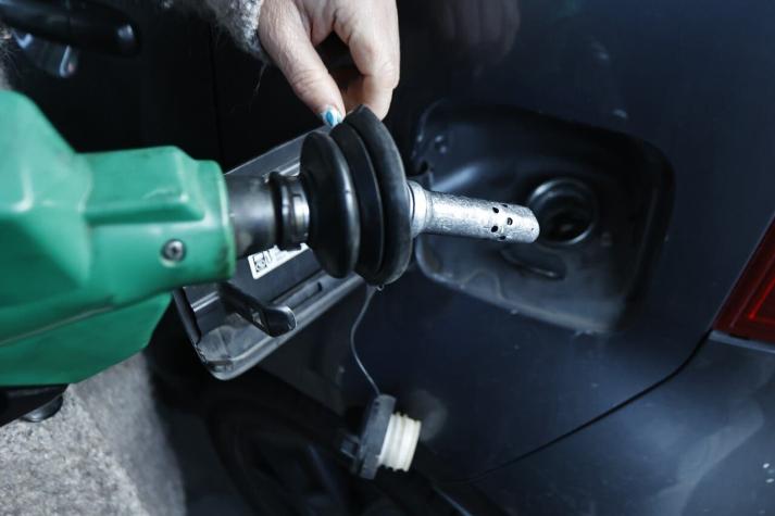Precios caen nuevamente: ENAP anuncia nueva baja en las bencinas