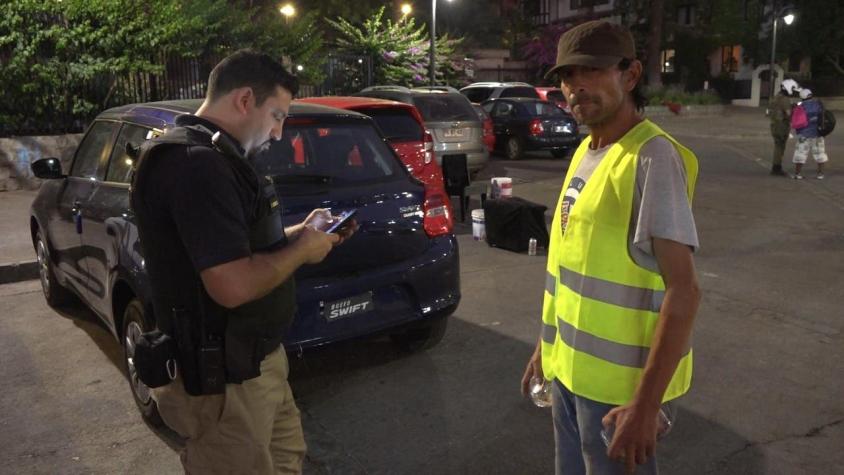[VIDEO] Estacionadores ilegales arrasan con señalética: Roban y suman multas