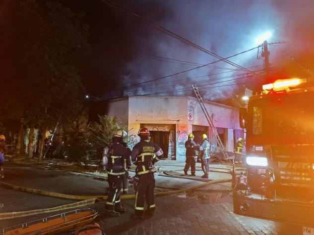 Madre y sus dos hijos mueren en incendio ocurrido en un cité en Santiago Centro