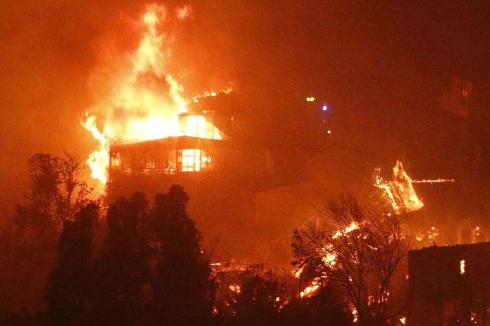 Bomberos confirma que van cerca de 200 casas afectadas por incendio forestal en Viña del Mar