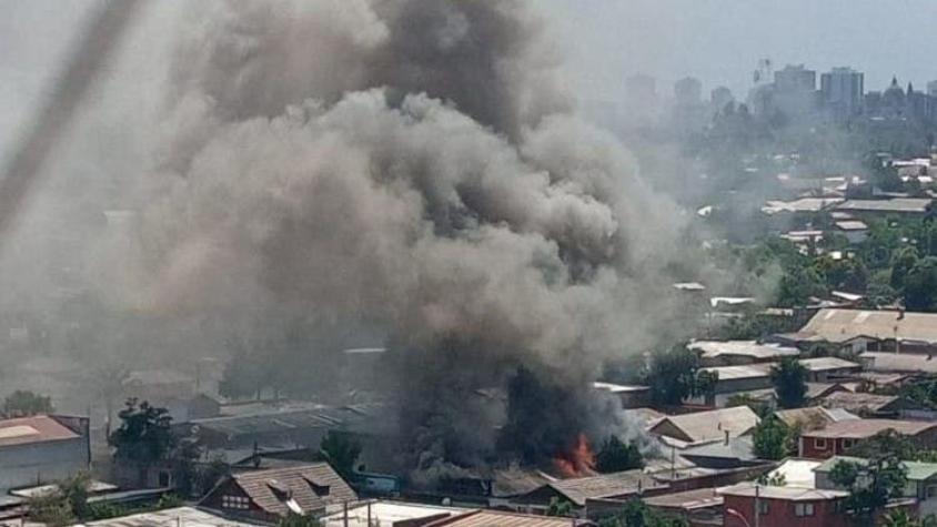 Combaten incendio estructural en Estación Central: Se han despachado 23 carros de Bomberos