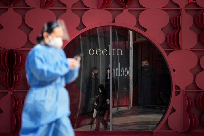 Ciudad de China registra 500 mil contagios diarios de COVID-19