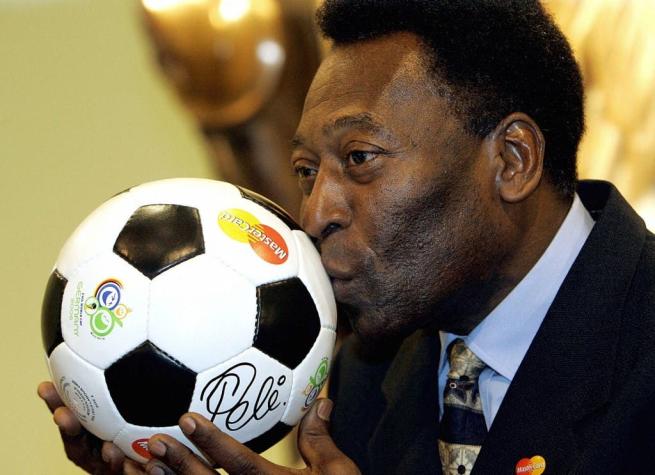 Familiares de Pelé lo acompañan en el hospital en Navidad