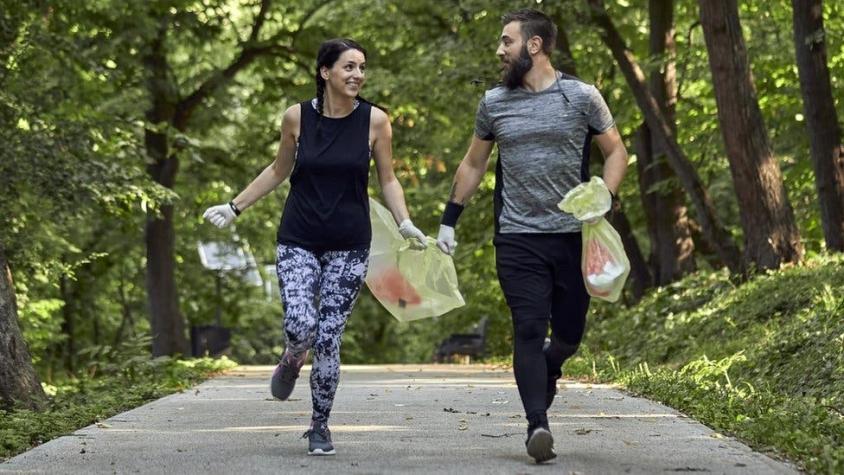 Plogging, el curioso deporte sueco que combina correr con recoger basura