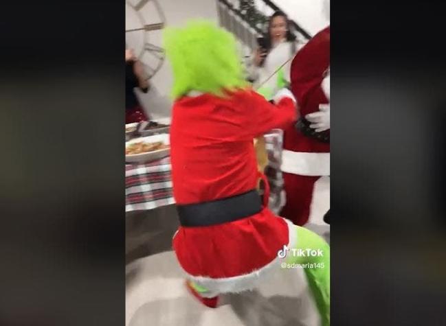 Los niños se escondieron: Celebración de Navidad se hizo viral en TikTok por la aparición del Grinch