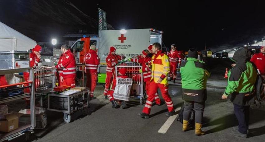 Ocho personas halladas ilesas tras avalancha en Austria