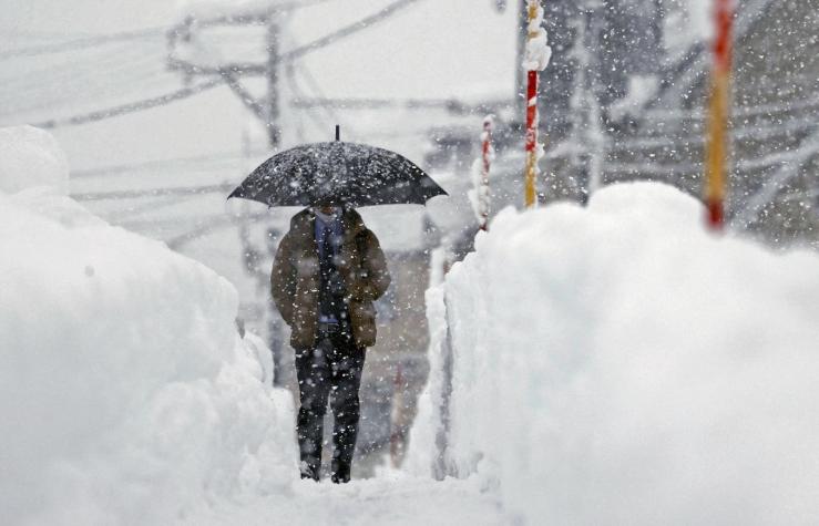 Al menos 17 muertos y decenas de heridos por fuertes nevadas en Japón