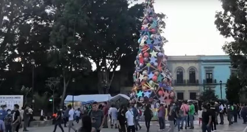México: Adornan árbol de Navidad con fotos de deudores de pensión de alimentos