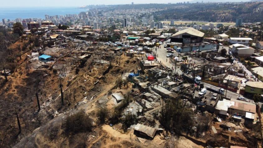 "Habían familias sacándose fotos": Bomberos acusó que no los dejaban pasar durante incendio en Viña