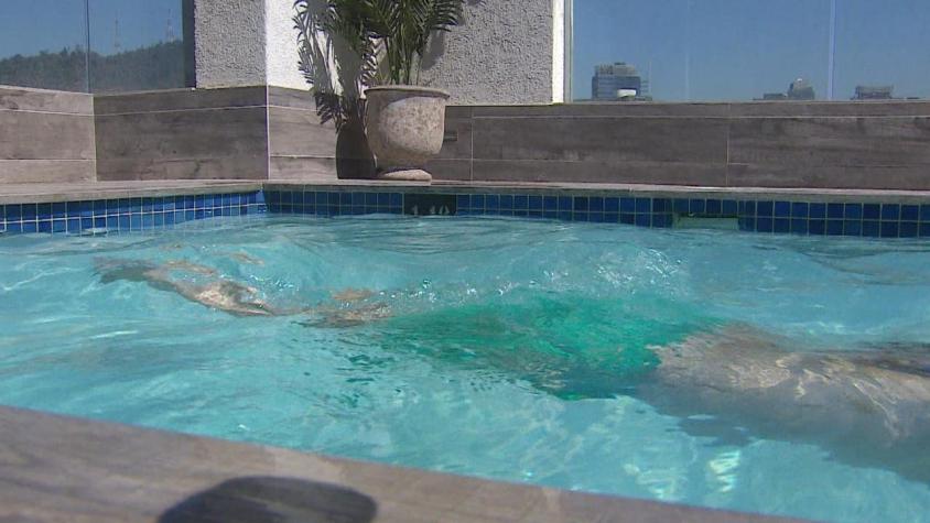 [VIDEO] Dos niños recibieron descarga eléctrica en piscina: Voluntario de Bomberos lo ayudó