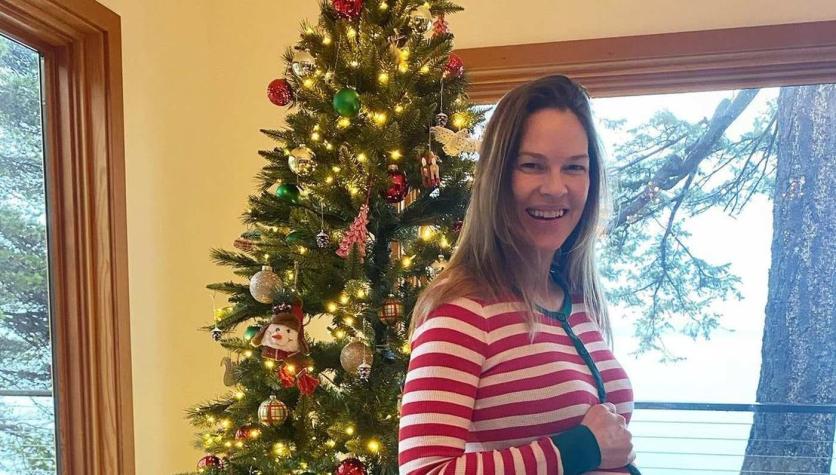 Tierna postal navideña: Hillary Swank lució su barriga de embarazo a los 48 años