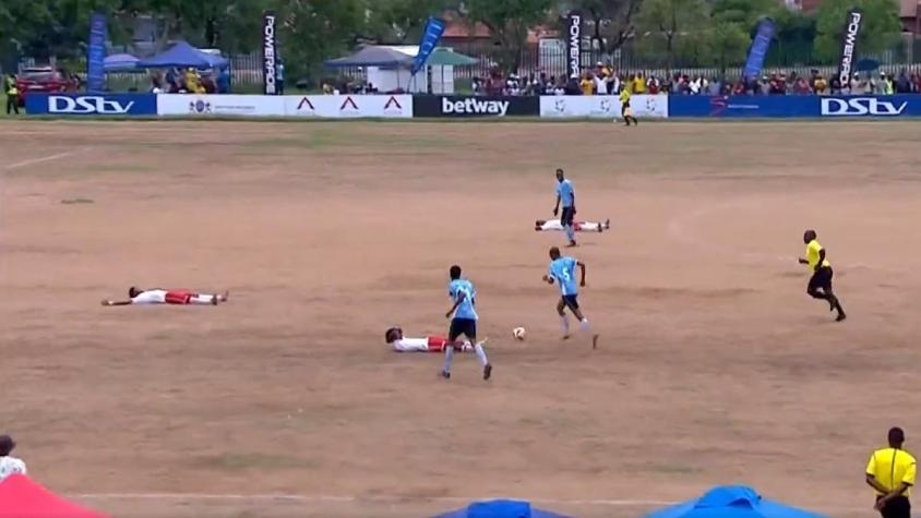 [VIDEO] Insólito: equipo completo se lanza al suelo para que rival pueda anotar un gol