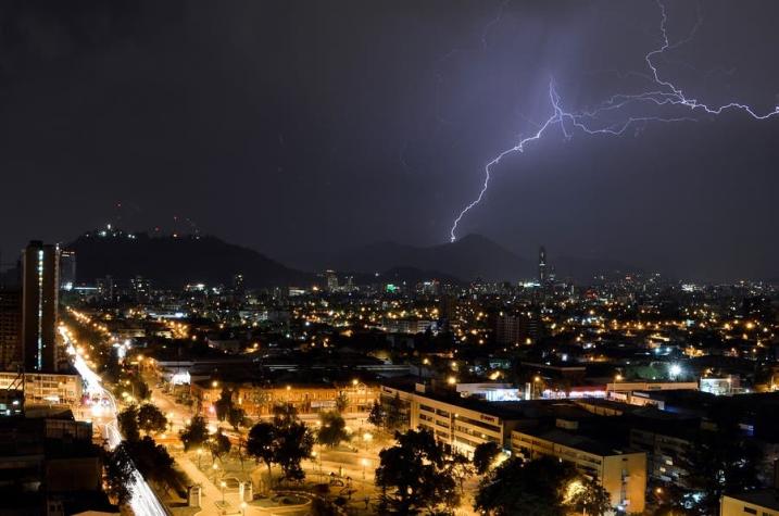 Meteorología emite aviso por probables tormentas eléctricas para la zona central del país