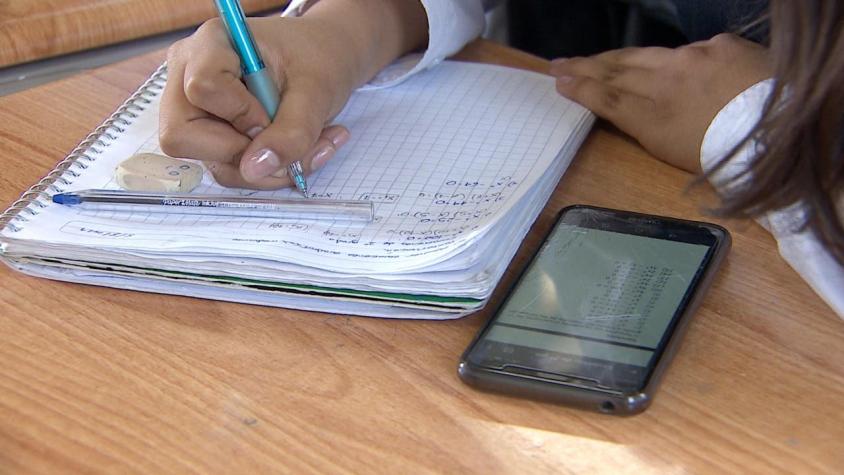 [VIDEO] Italia prohíbe celulares en los colegios: ¿Se podría aplicar en Chile?