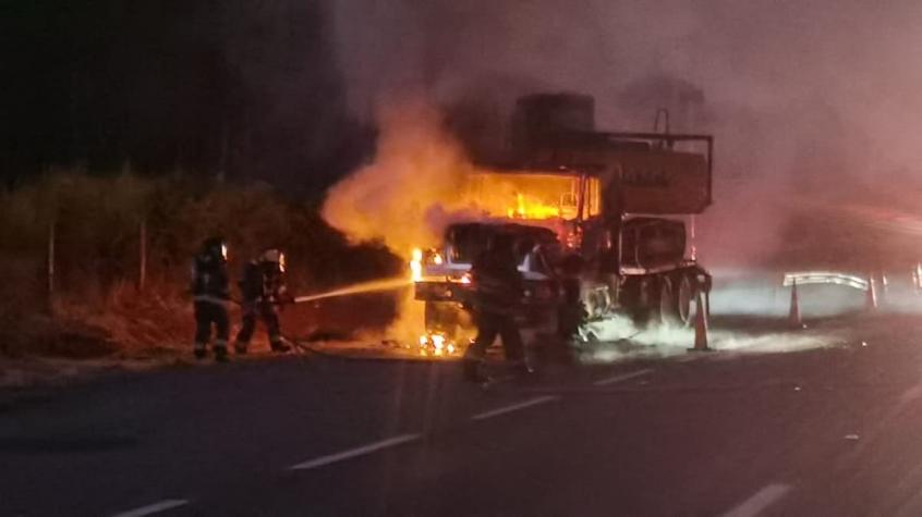Ataque incendiario en La Araucanía: Sujetos quemaron camión en Ruta 5 Sur a la altura de Collipulli