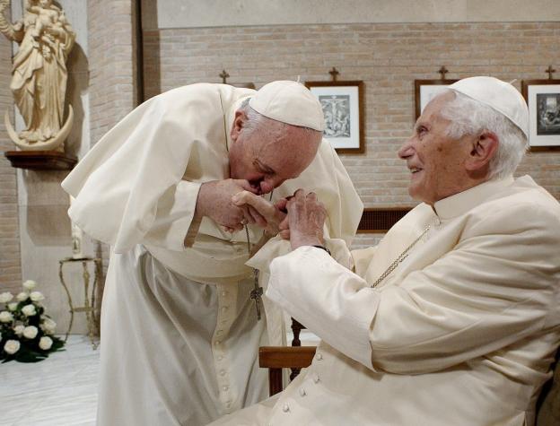 Vaticano confirma "agravamiento" en salud de Benedicto XVI y Papa Francisco pide oraciones