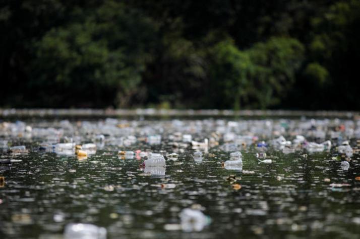 ¿Estamos bebiendo plásticos? Qué dicen los estudios y qué efectos puede tener en nuestra salud