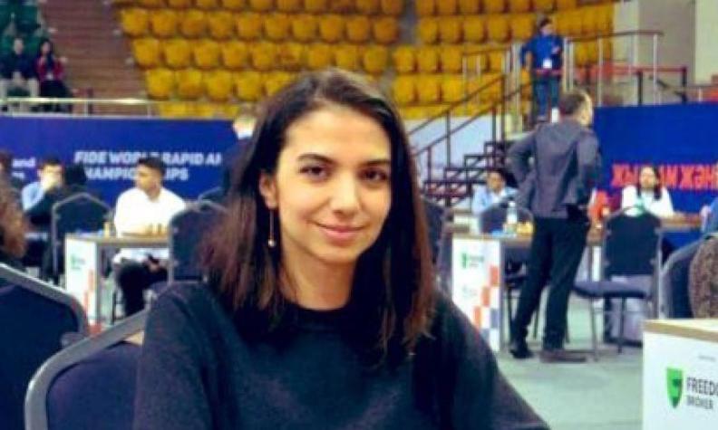 Una ajedrecista iraní compite sin hiyab e Irán dice que no representa al país