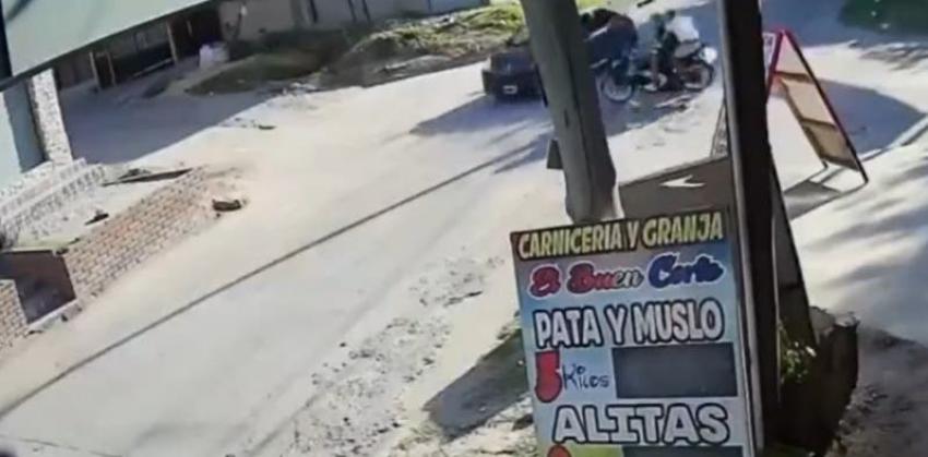 [VIDEO] Dos motochorros chocan contra auto y salen volando por el aire en medio de persecución