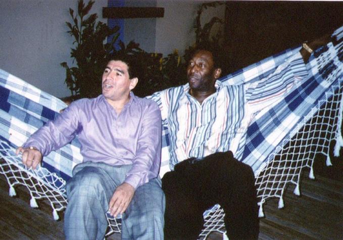 “Un día podremos jugar juntos en el cielo”: La despedida de Pelé a Maradona en el día de su muerte