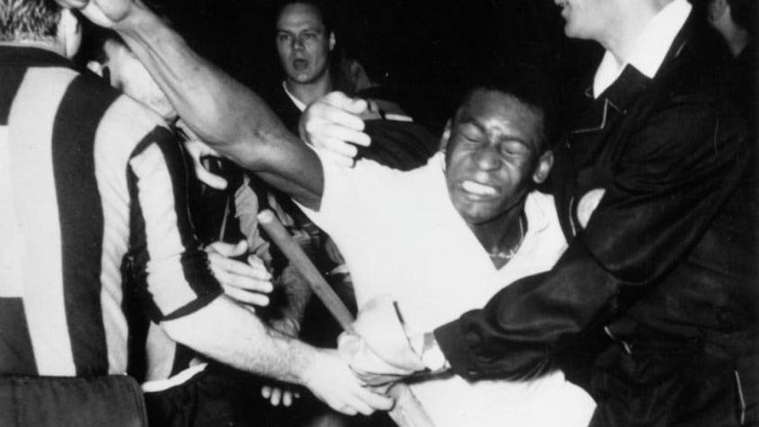 El insólito partido en el que Pelé fue expulsado pero el público obligó a que volviera a la cancha