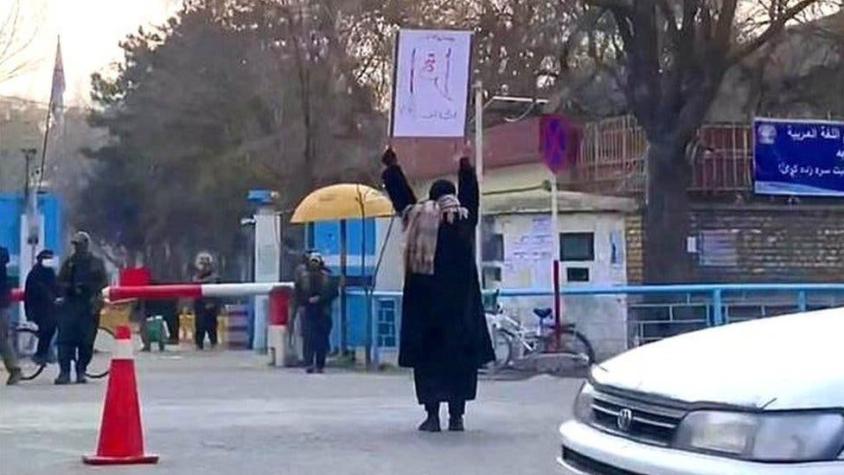 La mujer que desafió el veto del Talibán a la educación femenina con el Corán en la mano