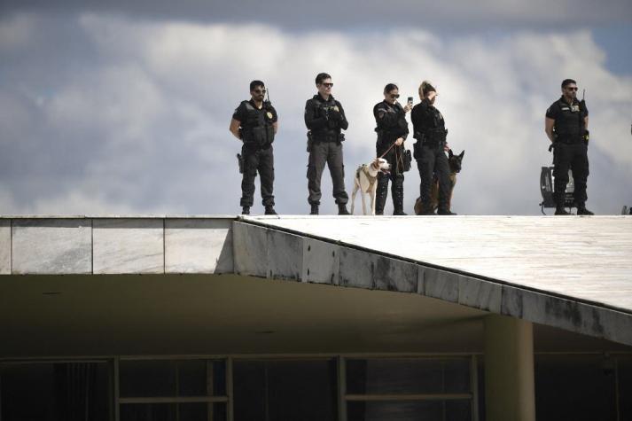 Brasil: Detienen a hombre con explosivo y cuchillo intentando entrar a cambio de mando