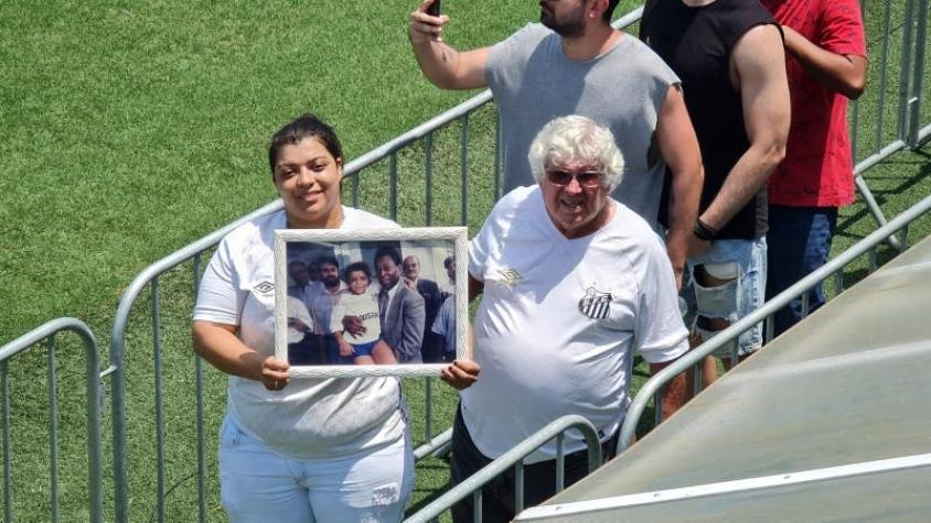 [VIDEO] Mujer conoció a Pelé a los 7 años y llegó con foto del encuentro a su velorio